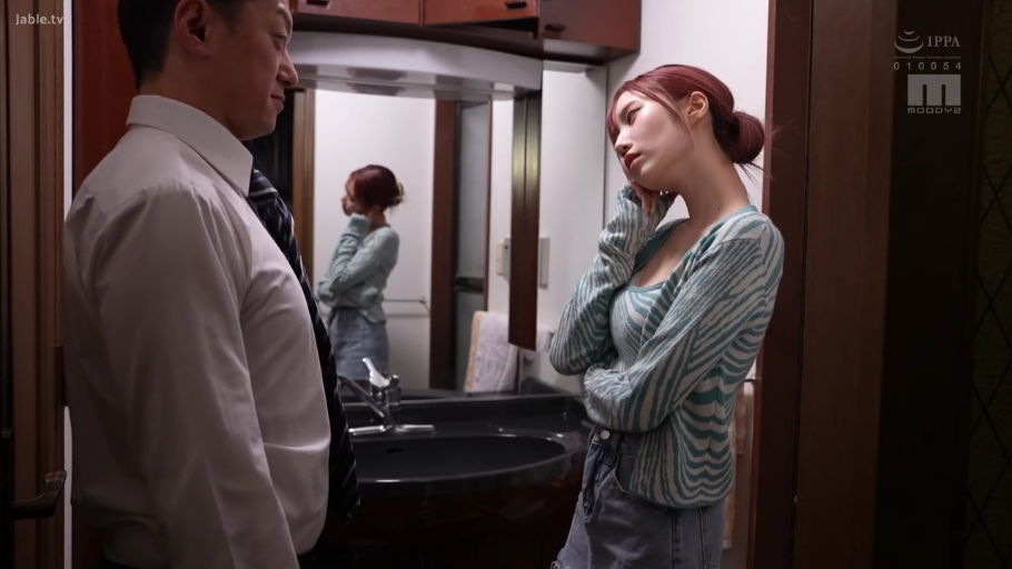 忧郁 · 中景 · 站姿 · 对视 · 洗手间 · 镜子 · 成人 · 条纹开衫