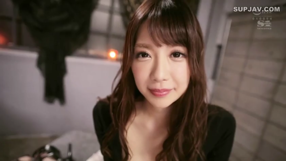 室内 · 脸部特写 · 注视镜头 · 长发 · 正对镜头 · 黑色低胸装 · 微露笑容