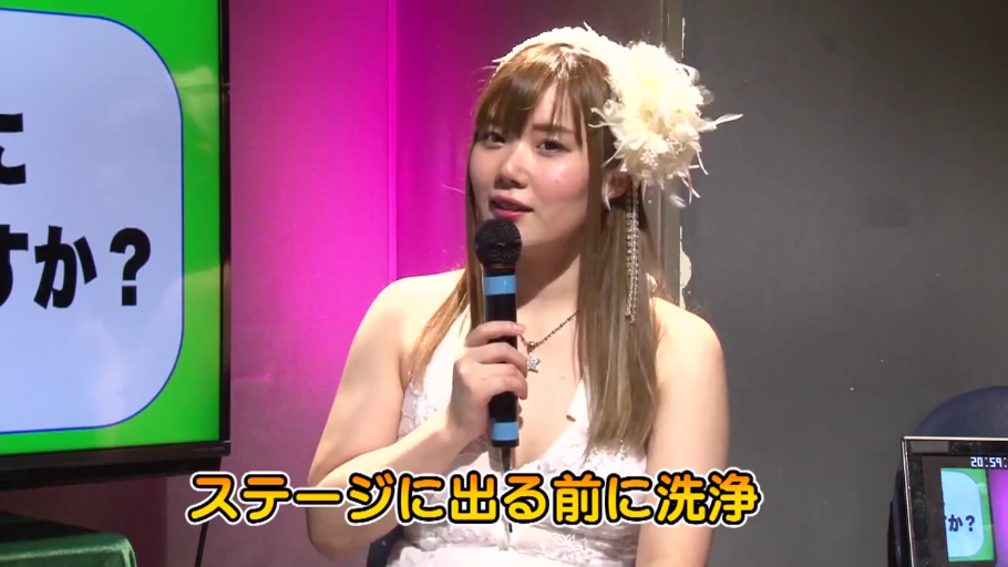 坐姿 · 中景 · 自然 · 说话 · 演播室 · 日文字幕 · 白色蕾丝裙 · 话筒