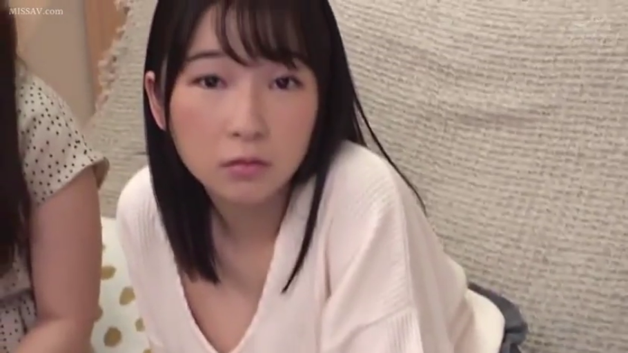 室内 · 坐姿 · 面部 · 忧郁 · 注视 · 水印 · 白色毛衣