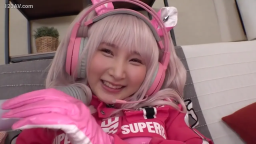 室内 · 坐姿 · 脸部特写 · 微笑 · 互动 · 粉色手套 · 二次元风格 · 粉色赛车服