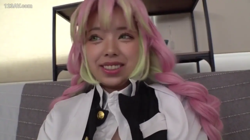 室内 · 座り姿勢 · 微笑 · 顔のクローズアップ · 注视镜头 · コスプレ衣装 · 动漫角色扮演 · 粉绿色假发