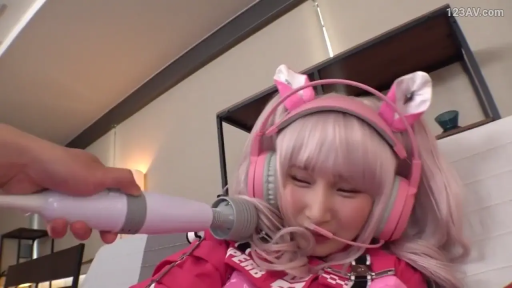 室内 · 坐姿 · 脸部特写 · 陶醉 · 猫耳耳机 · 粉色长发 · 粉色连体服 · 面部按摩