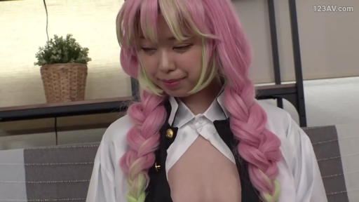 室内 · 坐姿 · 角色扮演 · 面对镜头 · 上半身特写 · 娇羞 · 粉绿假发 · 甘露寺蜜璃Cosplay服