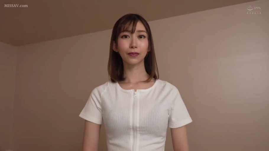 室内 · 单人 · 半身 · 端庄 · 注视镜头 · 正面站立 · 白色拉链衫