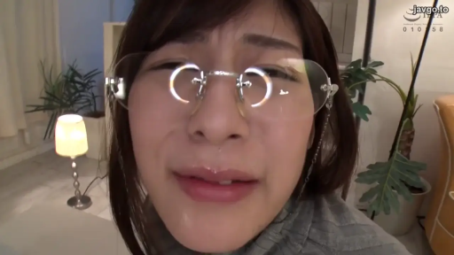 客厅 · 面部特写 · 呆滞 · 正面 · 灰色高领衫 · 挂精 · 无框眼镜 · 广角特写