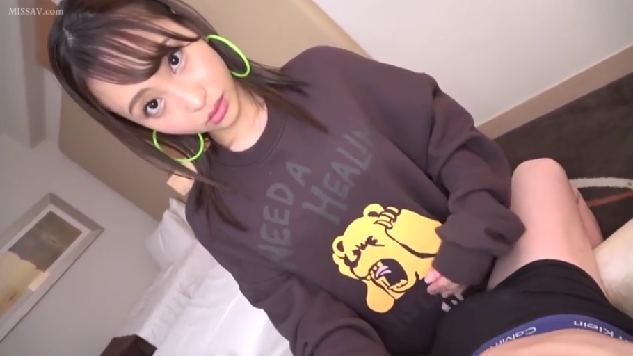 室内 · 跨坐 · 近景 · POV · 冷淡 · 深色卫衣 · 大耳环 · 自慰辅助