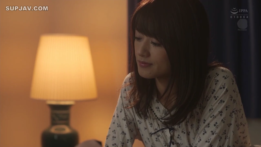 坐姿 · 卧室 · 静坐 · 台灯 · 半身 · 熟女 · 恬静 · 碎花睡衣