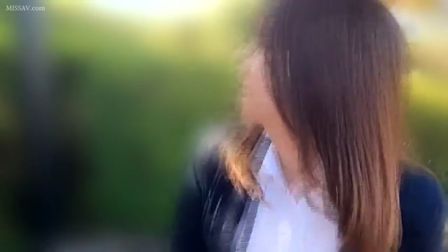 中景 · 白色衬衫 · 户外