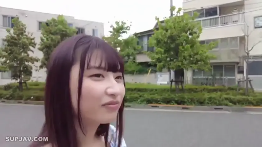 站立 · 平静 · 面部特写 · 街道 · 亚洲人 · 蓝色上衣 · 步行