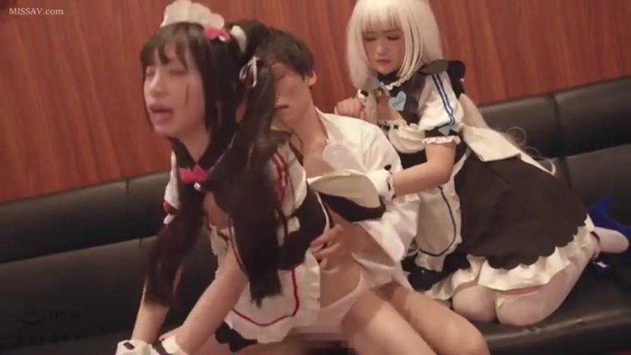 室内 · 坐姿 · 角色扮演 · 中景 · 沙发 · 女仆装 · 三人性爱 · 欢愉