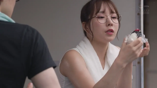 座り姿勢 · 顔のクローズアップ · 屋外 · 进食 · 神情专注 · 白色运动背心 · 皮肤汗水 · 饭团