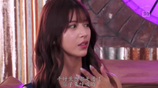 室内 · 座り姿勢 · 面部 · 字幕 · 蓝色背心 · 谈话访谈 · 凝重表情