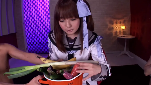 影棚 · 水手服 · 平静 · 生活化 · 中景 · 大葱 · 俯身位 · 展示装满蔬菜的锅