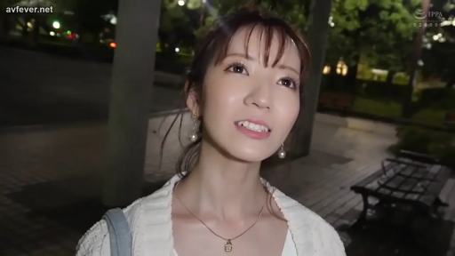 Stand · Smile · 面部特写 · Eye contact · Park · 白色针织衫