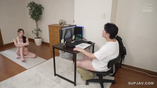 Indoor · Sitting Posture · Computer · 平静 · Living room · White T-shirt · 观看电脑