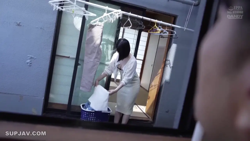 集中 · 腰を曲げる · 覗き見視点 · 遠景 · バルコニー · 白色针织衫 · 晾衣架 · 洗衣服