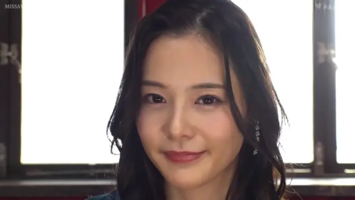 室内 · 脸部特写 · 微笑 · 凝视 · 正面 · 深色衣服