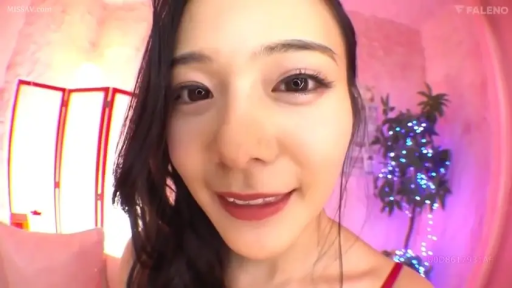 室内 · 脸部特写 · 微笑 · 注视 · 正对镜头 · 广角镜头 · 红色吊带