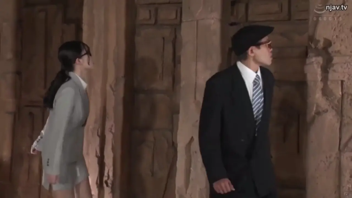 嚴肅 · 站立 · 中景 · 職業裝 · 劇情 · 石室遗迹 · 探索