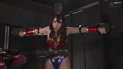 ロールプレイング · 中景 · 室内撮影スタジオ · 被束缚 · 十字架拘束架 · 神奇女侠Cosplay服 · 呐喊表情 · 站立张臂