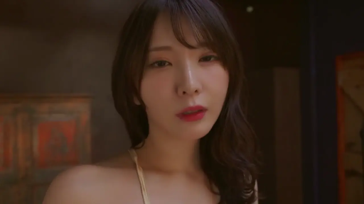 室內 · 臉部特寫 · 吊带裙