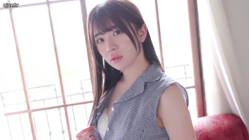 忧郁 · 站立 · 面部特写 · 注视镜头 · 长发 · 窗边 · 格子无袖衬衫