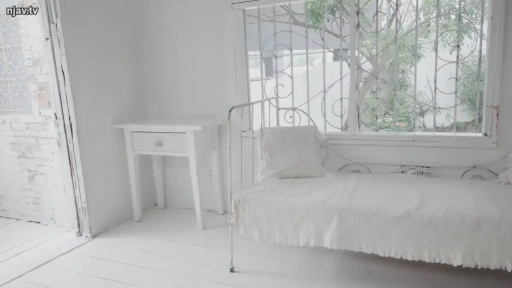 室内 · 胸部 · 低头 · 站立 · 项链 · 长发 · 整理衣服 · 斑马纹上衣