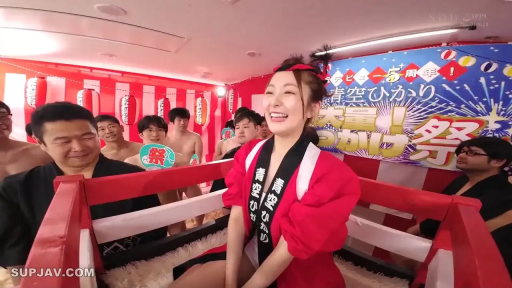 Indoor · Sitting Posture · Medium shot · 多人 · Smile · 录制 · 灯笼 · 祭典服