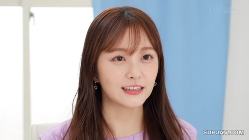 室内 · 平静 · 面部特写 · 正坐 · 凝视 · 耳坠 · 紫色无袖上衣