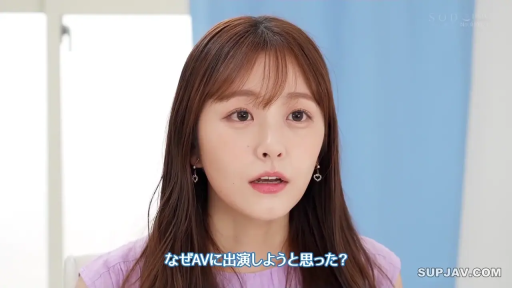 坐姿 · 自然 · 面部特写 · 长发 · 摄影棚 · 访谈 · 耳坠 · 紫色无袖衫