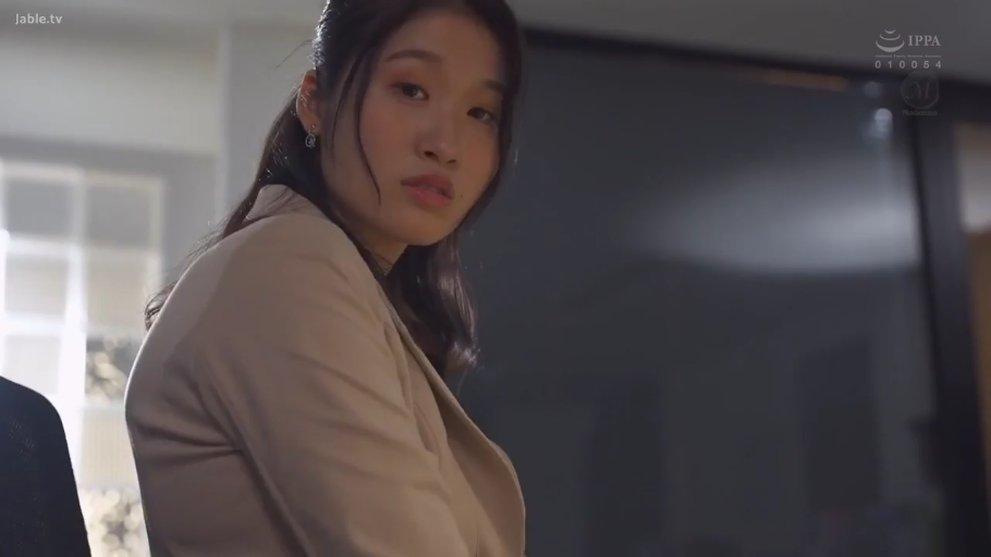 办公室 · 半身特写 · 凝视镜头 · 办公转椅 · 坐姿回头 · 职场熟女 · 米色职业西装 · 严肃端庄