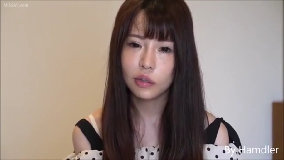 室内 · 面部特写 · 正坐 · 注视 · 亚洲人 · 失神 · 露肩波点上衣