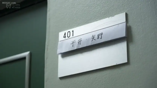 站立 · 走廊 · 门 · 侧脸 · 无表情 · 常规 · 绿色长袖 · 敲门