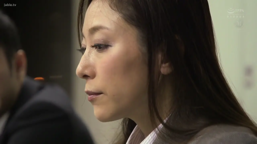 坐姿 · 严肃 · 办公室 · 注视 · 西装 · 熟女 · 侧脸特写