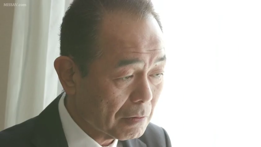 室内 · 坐姿 · 严肃 · 面部 · 沉思 · 窗帘 · 西装 · 熟男