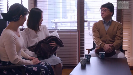 Sitting Posture · Conversation · Medium shot · Smile · Living room · Casual wear · 多人 · Tea set