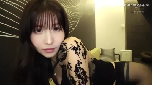 室内 · 身をかがめる · 顔のクローズアップ · 妩媚 · 注视镜头 · 长发 · 黒いレースのトップス