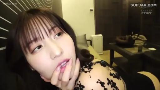 顔部のクローズアップ · ホテルルーム · 诱惑 · 侧卧 · 齐刘海 · 咬手指 · 黑色蕾丝装