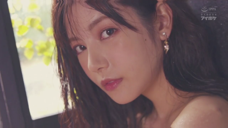 Indoor · Close-up of the face · Hazy · 耳环 · 注视镜头 · 侧头 · 裸肩 · 高清写真