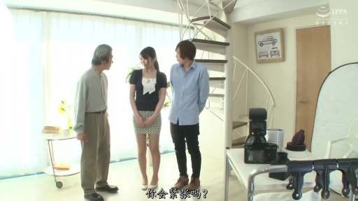 摄影棚 · 会話 · 站立 · 全景 · 微笑 · カジュアルウェア · 灯具 · 幕后花絮