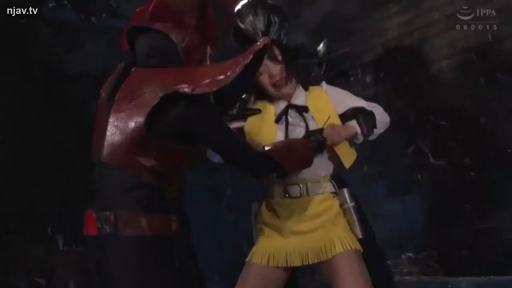 中景 · 废墟 · 黄色制服