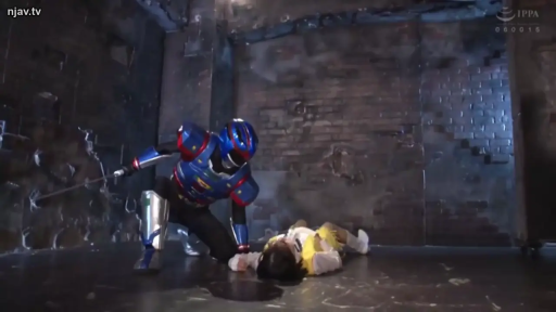 全景 · 跪姿 · Cosplay · 被遮挡 · 废墟 · 特摄皮套 · 长剑 · 战斗对峙