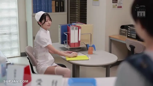 坐姿 · 护士服 · 中景 · 微笑 · 文件夹 · 工作 · 护士站