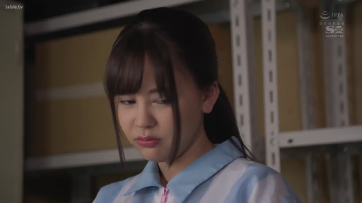 不悦 · 站姿 · 顔のクローズアップ · 凝視 · 货架 · 仓库 · 非露点 · 蓝白条纹工作服