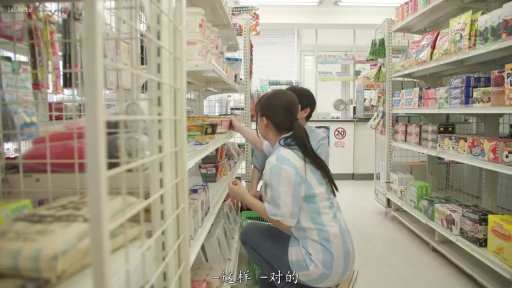 集中 · 蹲姿 · 遠景 · 蓝白条纹衬衫 · 便利店 · 商品 · 背中 · 挑选物品