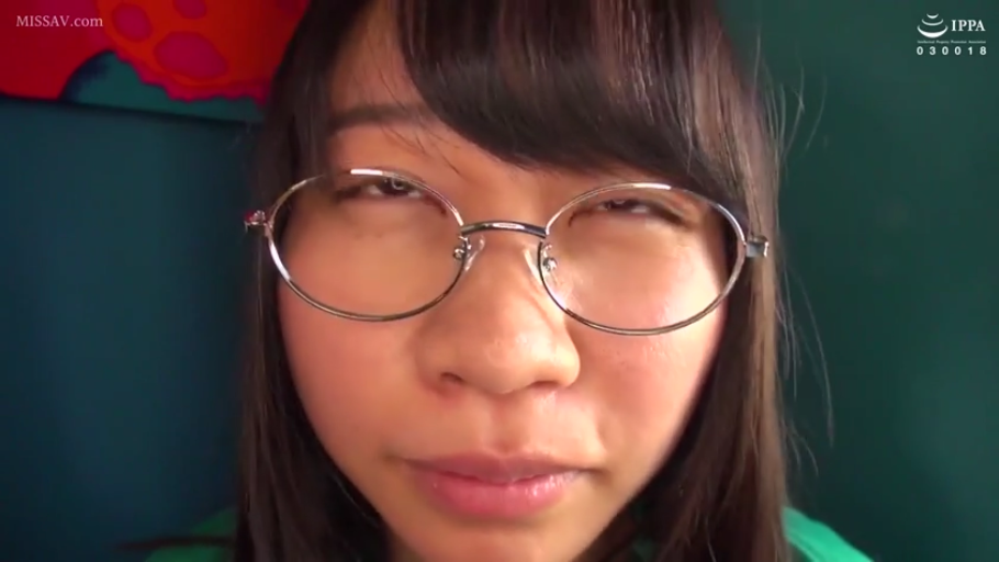 室内 · 眼镜 · 第一视角 · 迷离 · 注视 · 俯拍 · 绿色上衣 · 眼睛