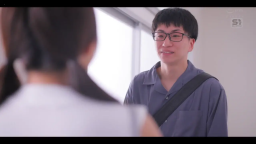 微笑 · 面部特写 · 蓝色短袖衬衫 · 室内走廊 · 单肩包 · 站立对视 · 言语交流 · 剧情过渡