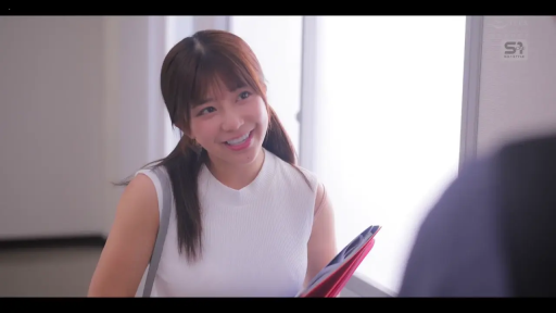 甜美 · 站立 · 半身 · 走廊 · 文件夹 · 白色无袖上衣 · 微笑对视 · 侧马尾