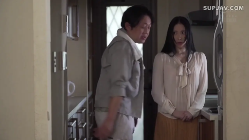 Eye contact · 担忧 · Stand · Kitchen · 家电 · 中景半身 · 浅灰色夹克 · 剧情梗概